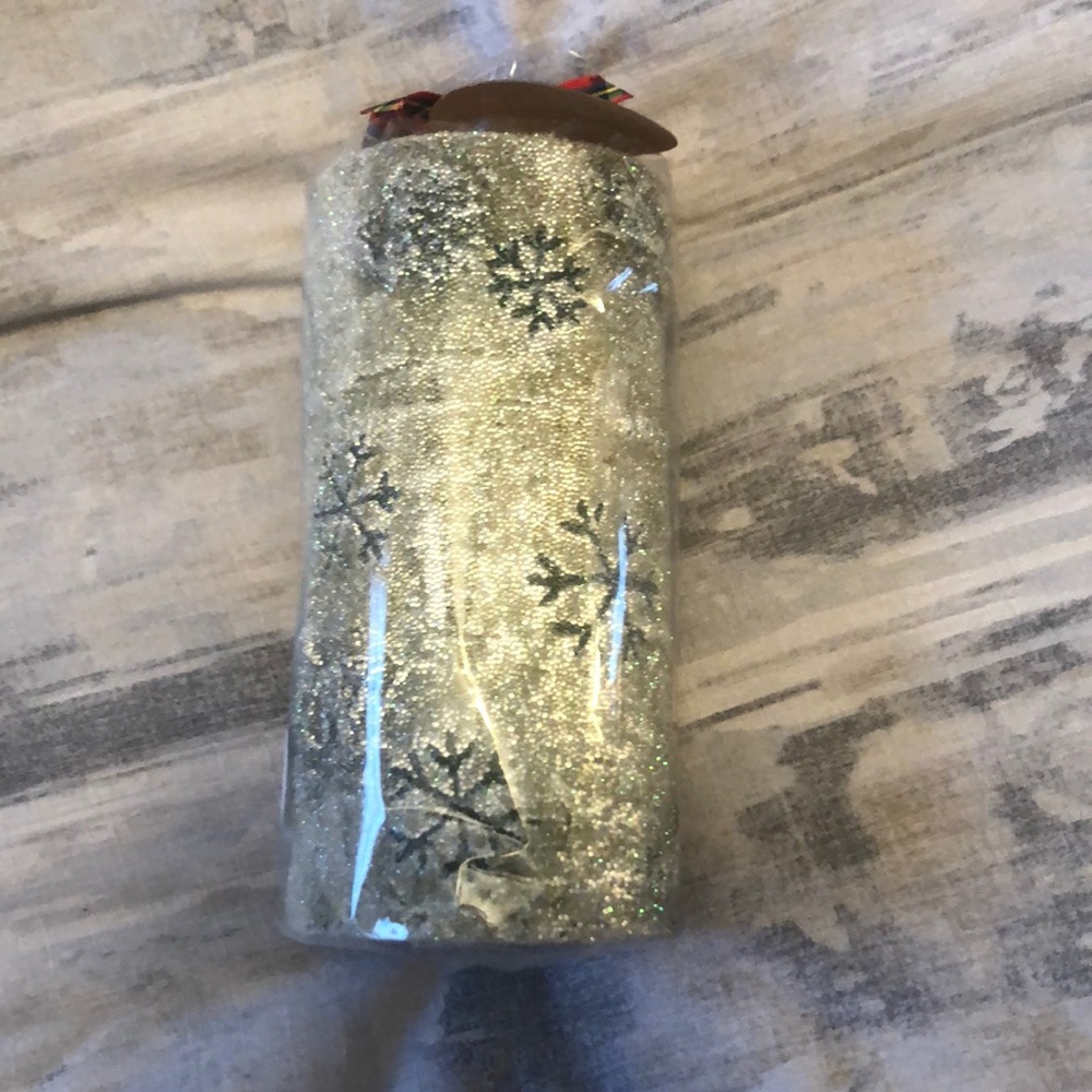 Well dressed home candle snowfakes